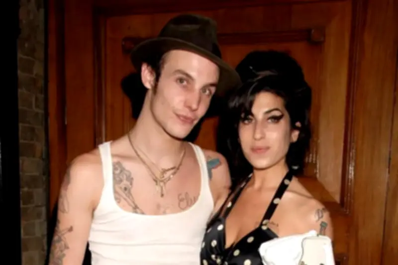 Exesposo de Amy Winehouse reflexiona sobre su trágica muerte y legado musical