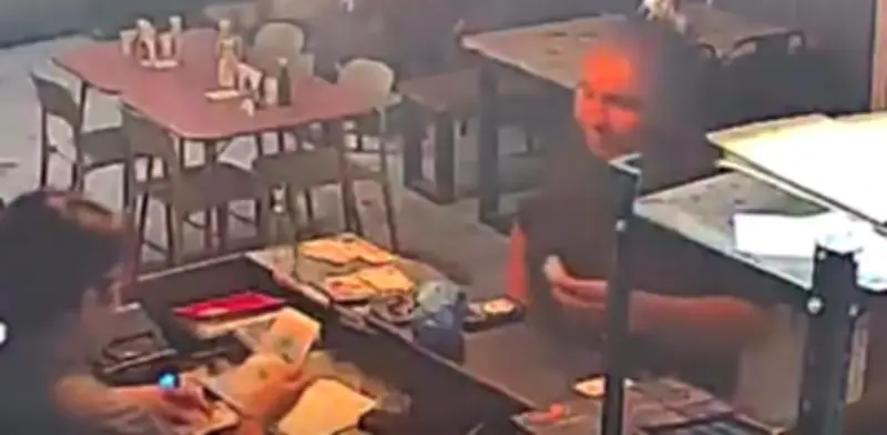 Exhiben a cliente por robar celular de mesero en restaurante de mariscos en Nuevo León