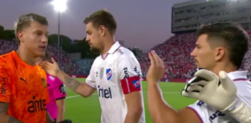 Exjugadores de Liga MX encienden el Clásico uruguayo con negativa de saludo