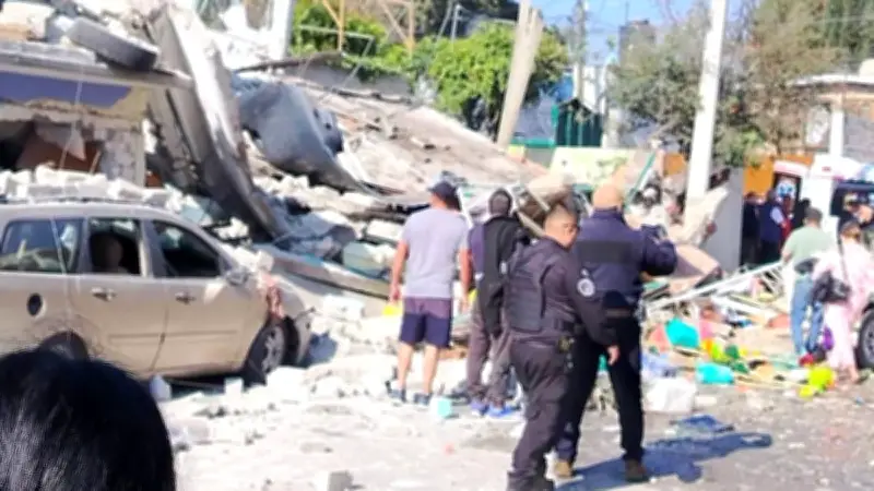 Explosión por gas derrumba vivienda en Coacalco, Edomex, y daña autos