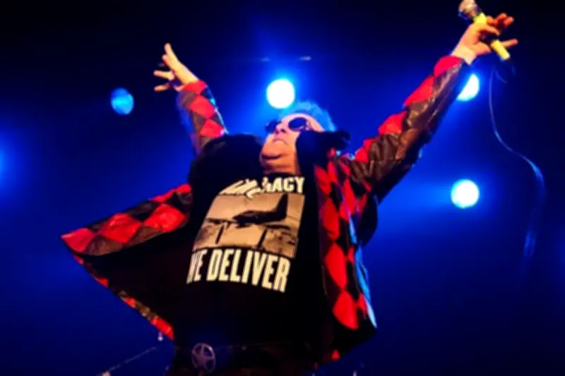 Exvocalista de Dead Kennedys hospitalizado tras sufrir un derrame cerebral