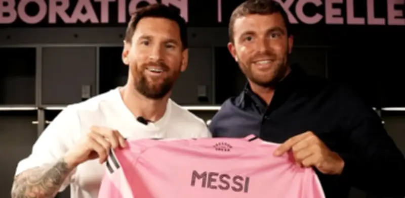 Fabrizio Romano en la mira: críticas al gurú del mercado de fichajes y su modelo periodístico