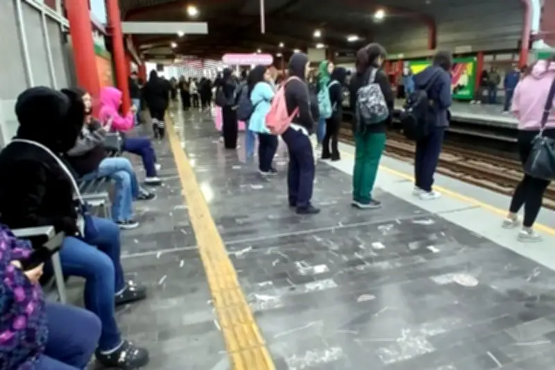 Fallas en el Metro de la CDMX generan retrasos y afectan a miles de usuarios