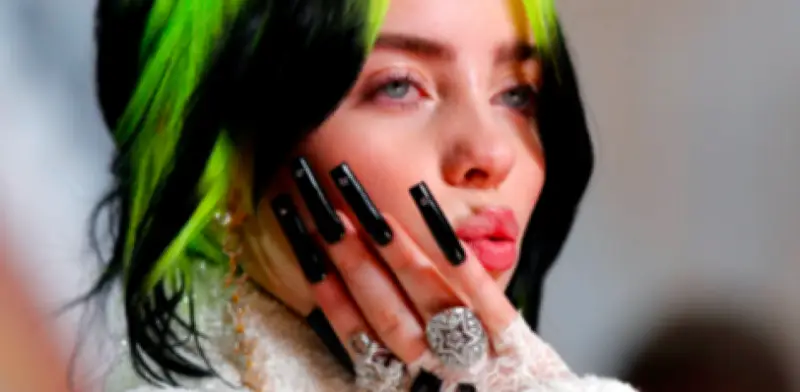 Fallece acosador de Billie Eilish tras ser arrollado por tren en Nueva York