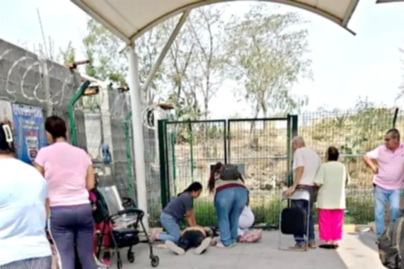 Fallece adulto mayor mientras esperaba para cobrar su pensión en larga fila