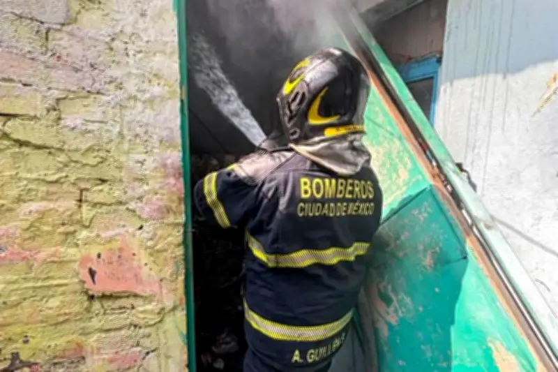 Fallece mujer tras incendio en departamento de Coyoacán; bomberos sofocan las llamas
