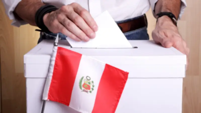 Fallece Napoleón Becerra, candidato presidencial de Perú, en trágico accidente vial