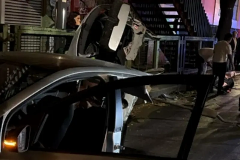 Fallece pasajera tras impactar auto que se partió en dos en Cuauhtémoc