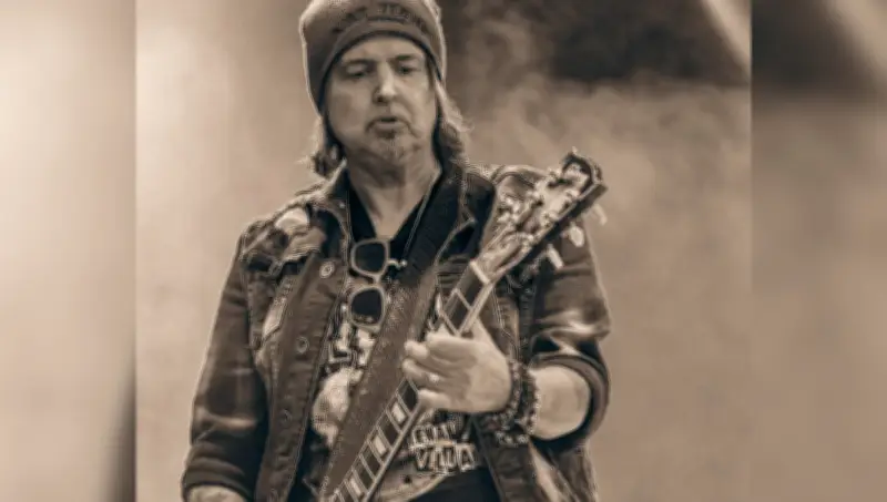 Fallece Phil Campbell, legendario guitarrista de Motörhead, a los 64 años tras complicaciones quirúrgicas