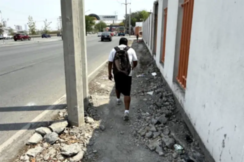 Falta Banqueta en Frente de DIF Estatal y Peatones Sufren Riesgos