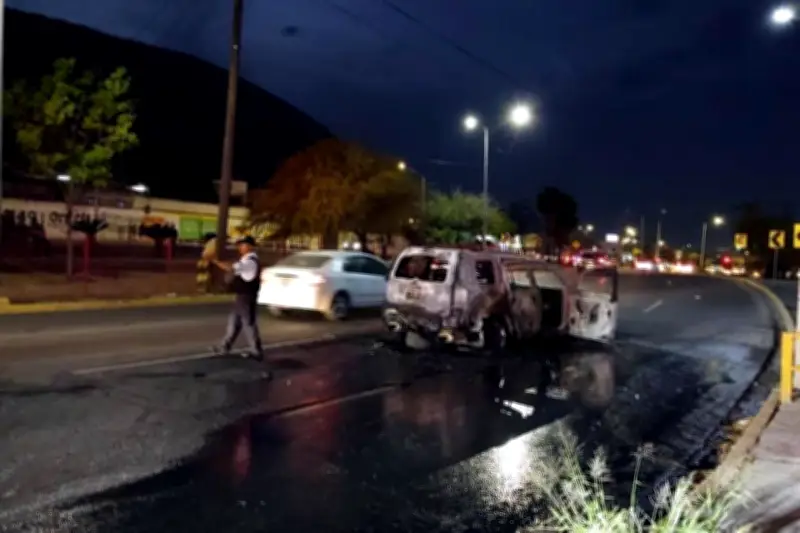 Familia escapa milagrosamente de camioneta en llamas en carretera de Nuevo León