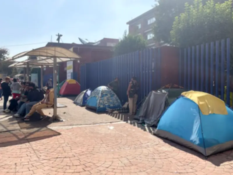 Familiares esperan en condiciones indignas afuera de hospitales de CDMX