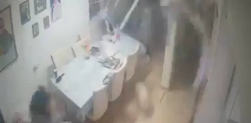 Familias israelíes captan en video el impacto directo de misiles iraníes en sus hogares