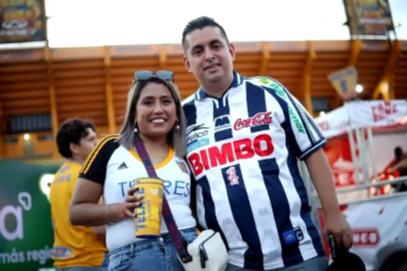 Fans del Clásico Regio Llenan de Color y Pasión el Estadio Universitario