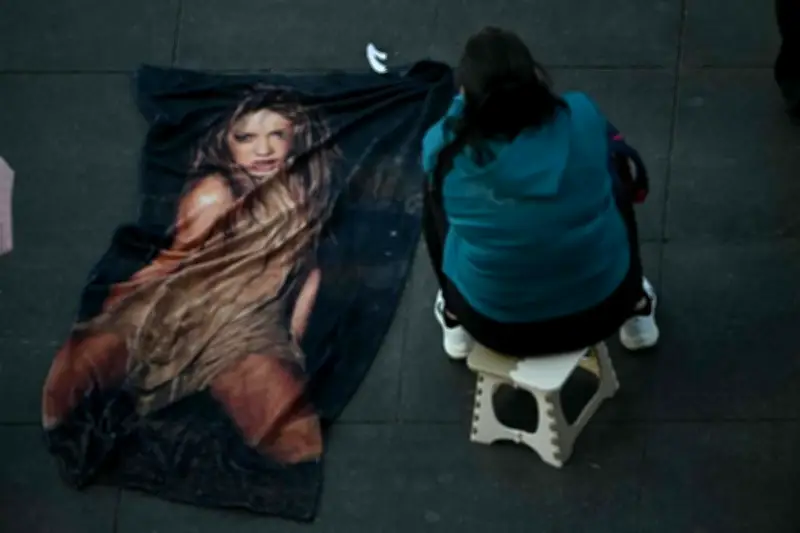 Fans se Resguardan del Sol Previo al Concierto de Shakira en el Zócalo