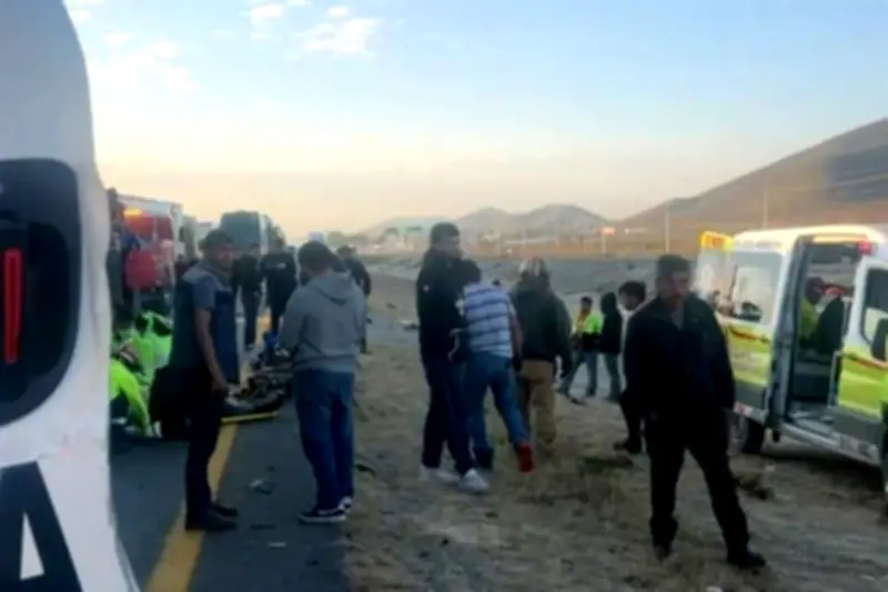 Fatalidad en Galeana: Trailero pierde la vida en aparatoso choque múltiple