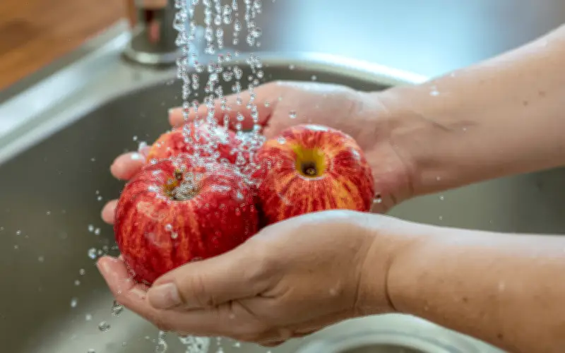 FDA advierte: Nunca uses jabón para lavar frutas y verduras, puede ser peligroso