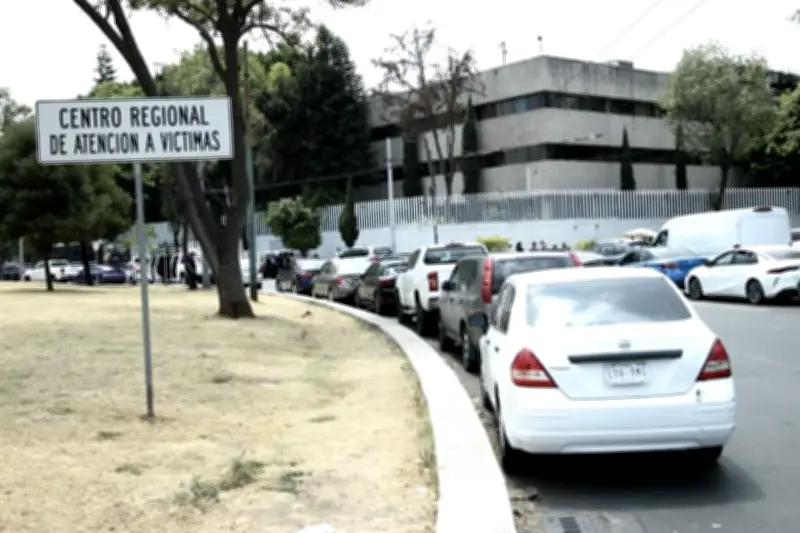 FEMDO obstruye vía pública para estacionar autos en la Ciudad de México