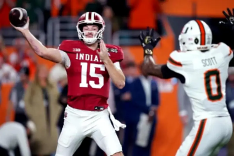 Fernando Mendoza no sería titular en su primer año en la NFL, según análisis