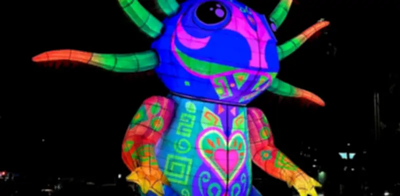 Festival FILUX ilumina Paseo de la Reforma con esculturas de luz en primavera