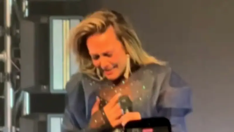 Fey rompe en llanto al anunciar muerte de su abuela durante concierto en Nueva York