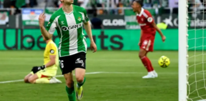 Fidalgo marca su primer gol con el Betis en el derbi sevillano mientras América sufre