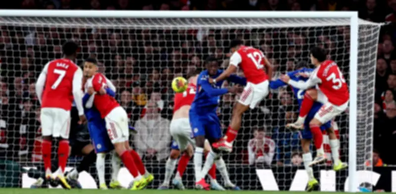 FIFA mantiene reglas de tiros de esquina pese a polémica por agarrones en Premier League