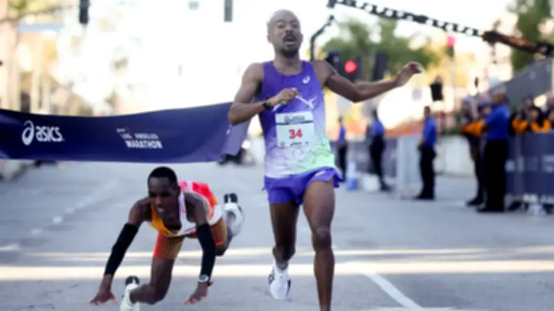 Final de infarto en el Maratón de Los Ángeles 2026: Nathan Martin gana por 0.01 segundos