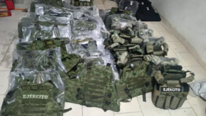 Fiscalía de Edomex halla explosivos y equipos tácticos militares en vivienda de Ecatepec