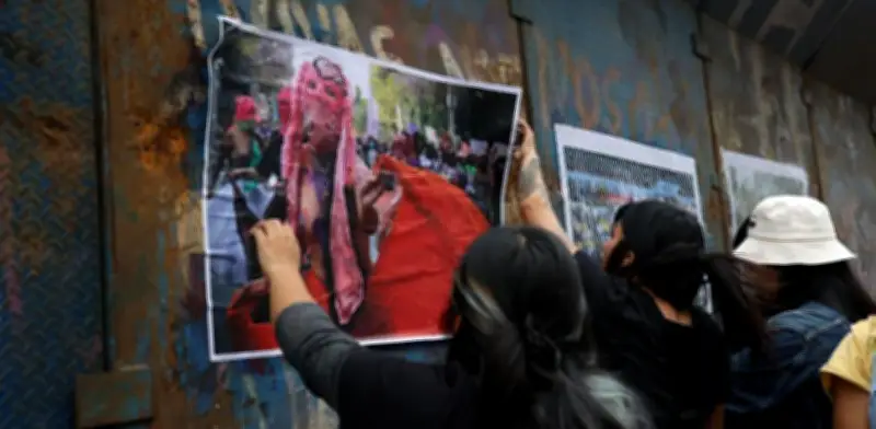 Fotoperiodistas transforman vallas en galería con exposición 'La Pega' en CDMX