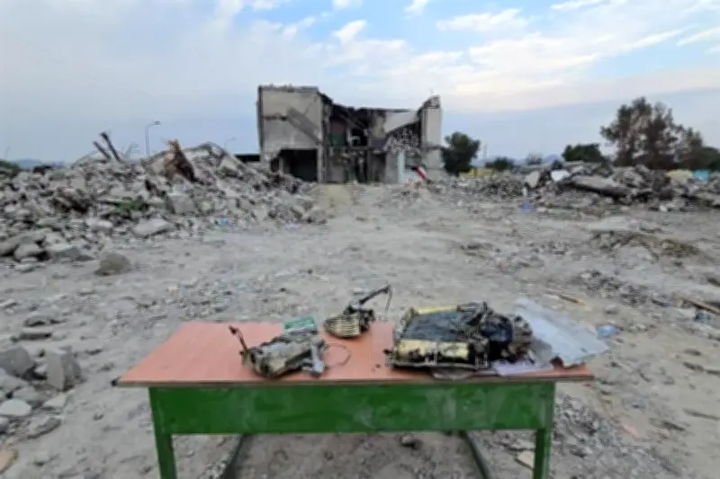 Fragmentos de Misiles Estadounidenses Exhibidos Cerca de Escuela en Irán