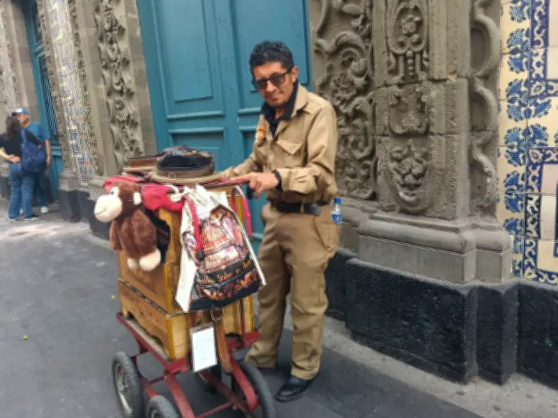 Francisco Arellano: 18 años como organillero en Bellas Artes entre tradición y sacrificio