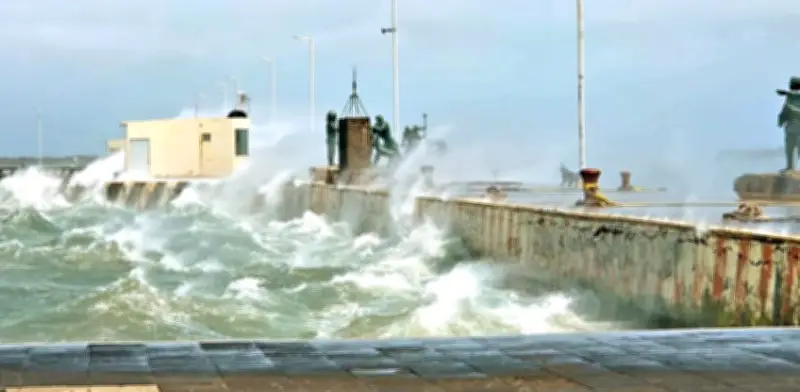 Frente Frío 41 Desata Caos: Vientos, Incendios y Daños en Tres Estados