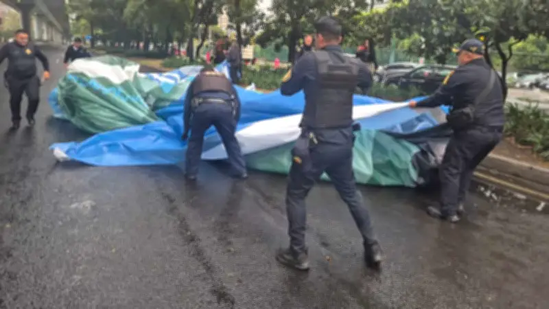 Fuertes vientos desprenden lona de obra y cae en Periférico Sur de CDMX
