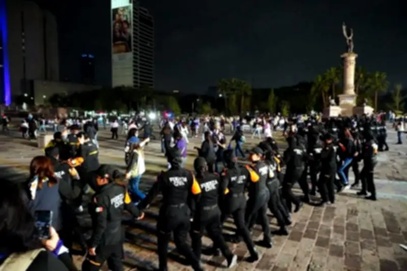 Fuerza Civil busca disolver concentración en explanada de Monterrey