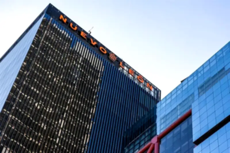 Fuerza Civil planea estacionamiento para edificio en Nuevo León