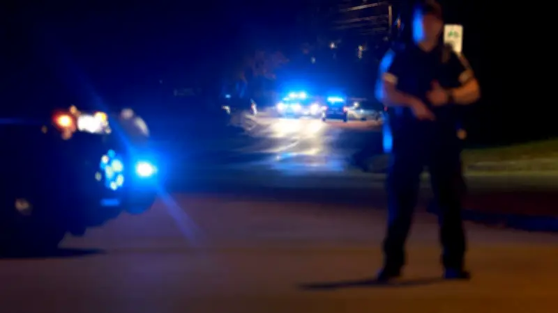 Fuga Cinematográfica: Mujer Esposada Escapa por Ventana de Patrulla en Michigan