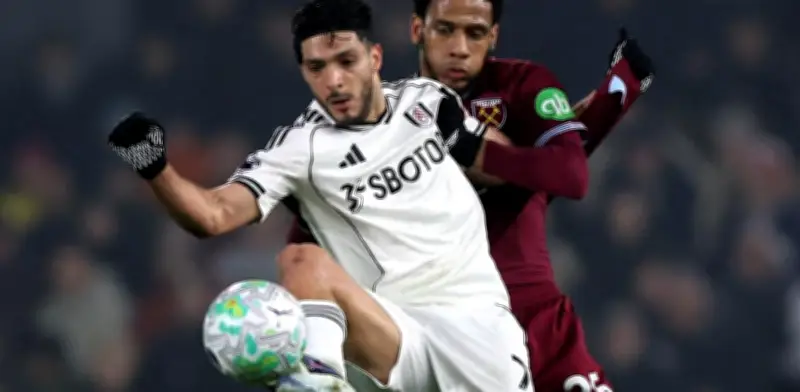 Fulham rinde homenaje a Raúl Jiménez por sus 100 partidos con el club