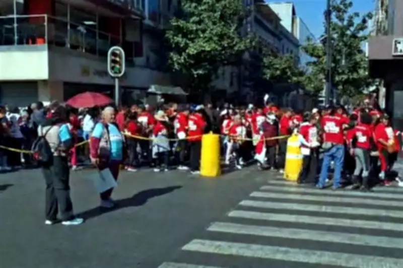 Funcionarios y beneficiarios asisten a clase masiva de fútbol en CDMX