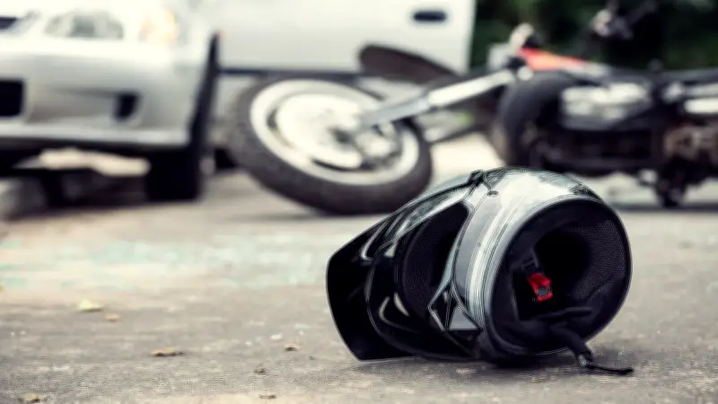 Furia vial en Iztacalco: automovilista arrolla y pasa sobre motociclista en Eje 6 Sur