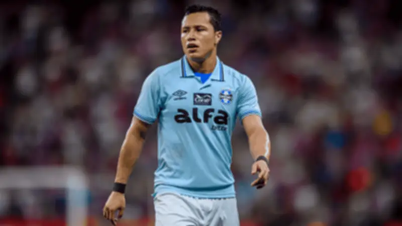 Futbolista brasileño sufre escalofriante fractura de tobillo en partido de liga