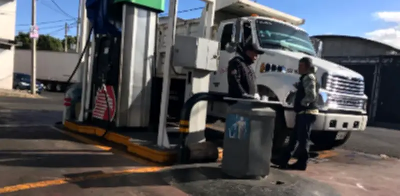 Gasolineros aceptan tope voluntario en precio del diésel tras reunión con gobierno