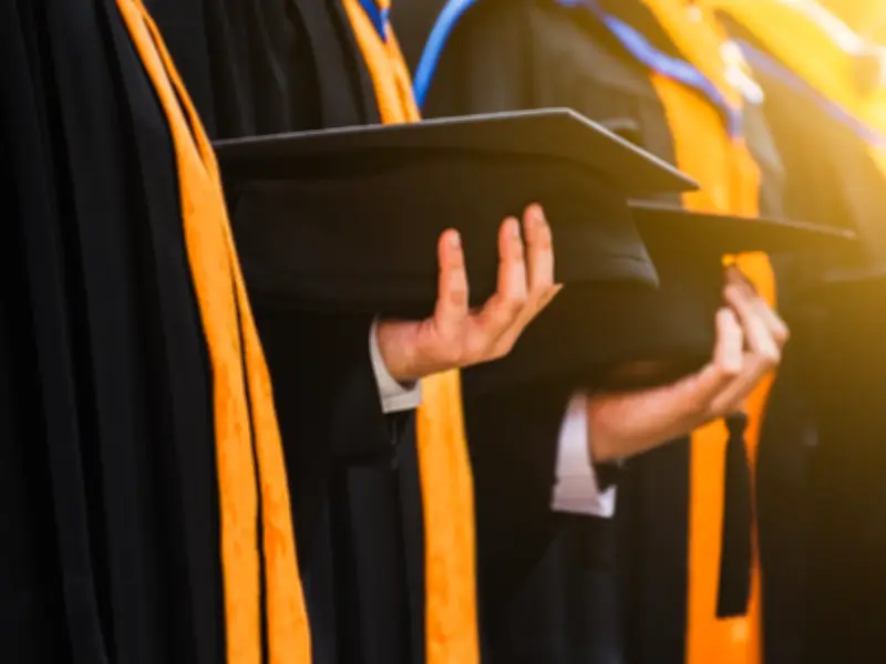 Generaciones Z y Millennials cuestionan la universidad: priorizan propósito y bienestar sobre títulos