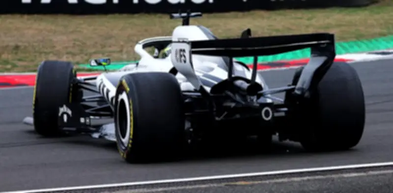 George Russell insulta a 'Checo' Pérez tras maniobra polémica en GP de Japón