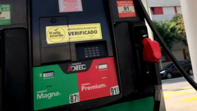 Gobierno apuesta al IEPS para contener alza de gasolina ante crisis petrolera global