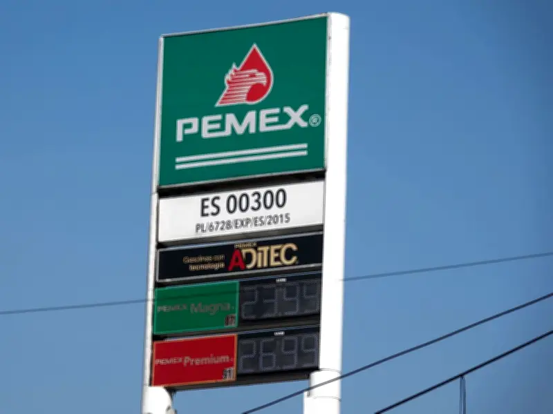 Gobierno renueva acuerdo para mantener gasolina Magna bajo 24 pesos por litro