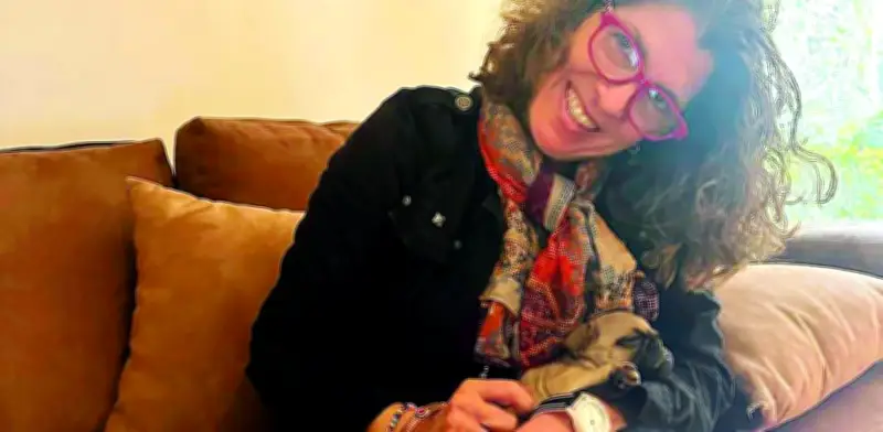 Grace Nehmad Amkie critica la deshumanización urbana con arte y poesía en 'Tus frutas me alegran'