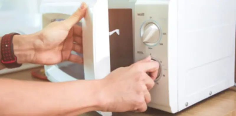 Guía esencial para limpiar tu microondas y eliminar bacterias y malos olores