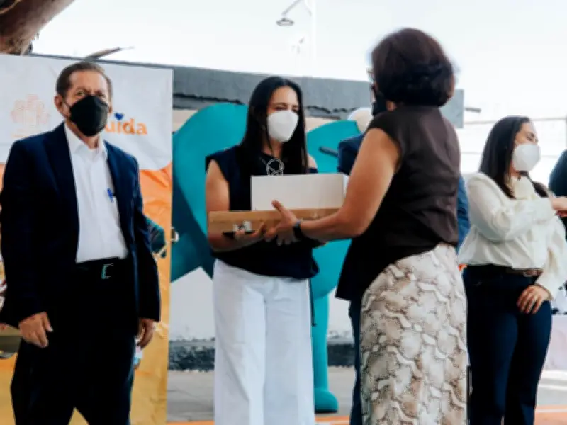 Guadalajara invierte 2.4 millones en equipamiento tecnológico y útiles para 24 escuelas básicas