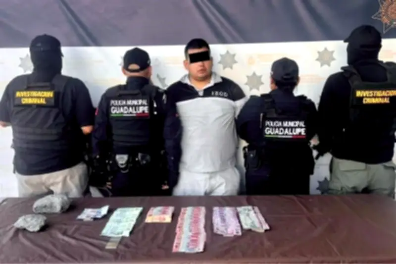 Guardia de Farmacia Somete a Ladrón Armado en Intento de Robo Fracasado